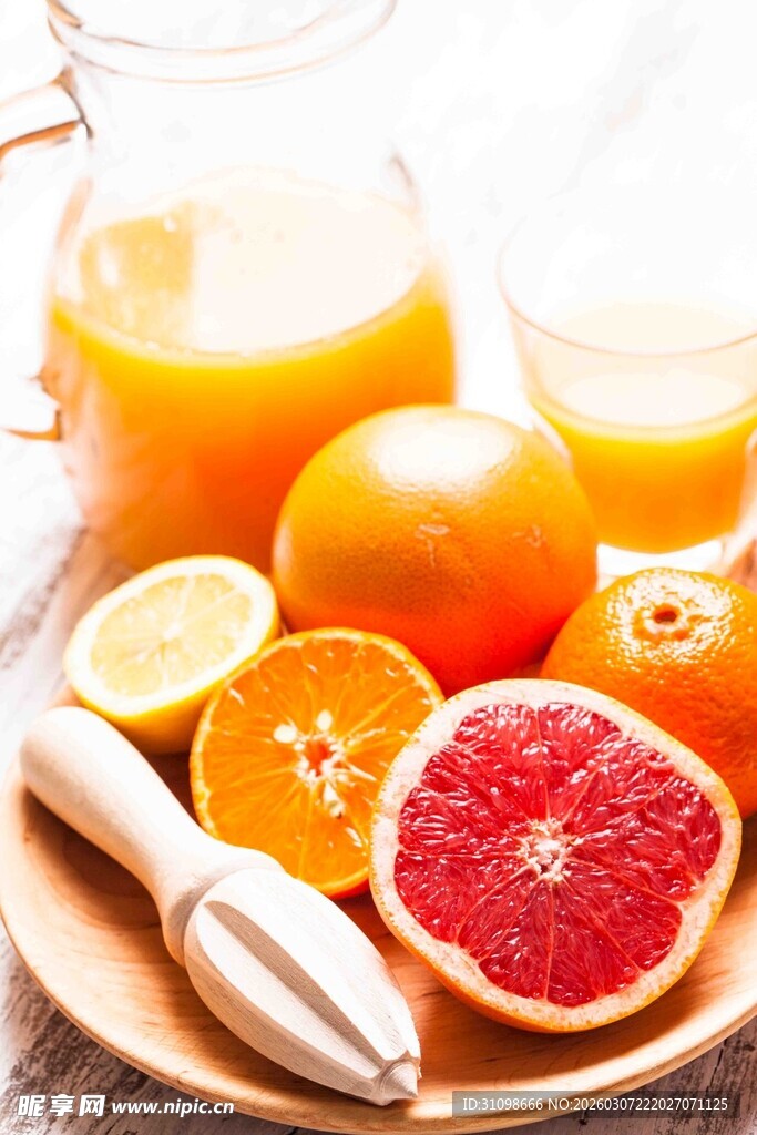 鲜榨果汁与柑橘类水果组合