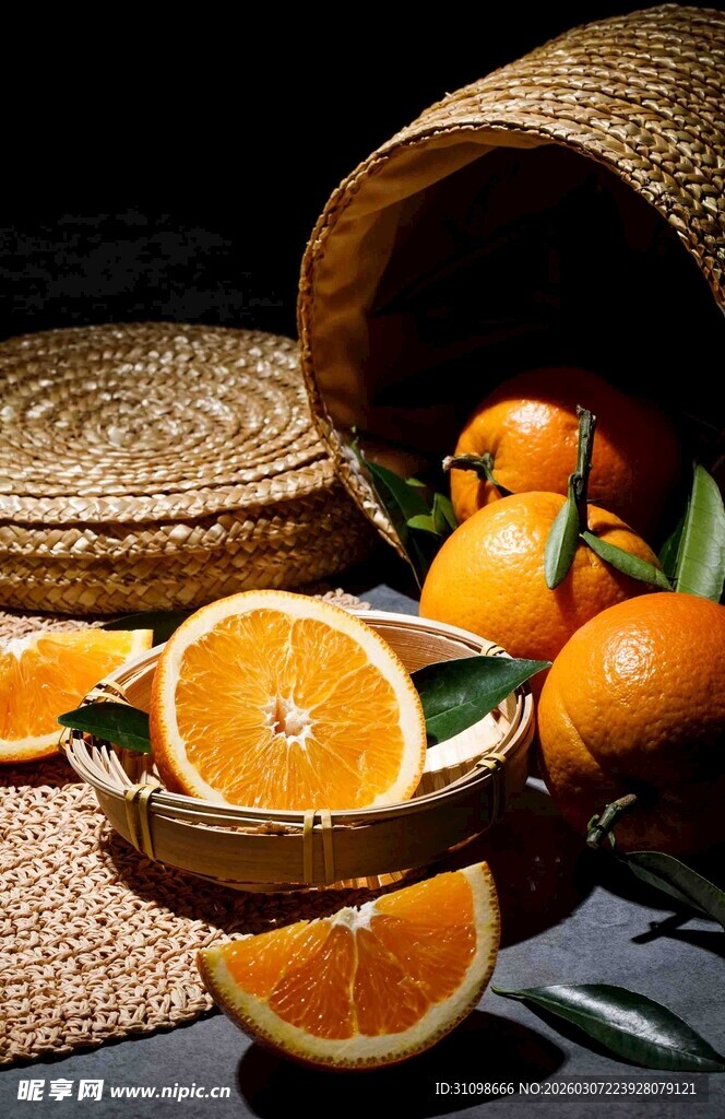竹篮旁摆放的新鲜橙子