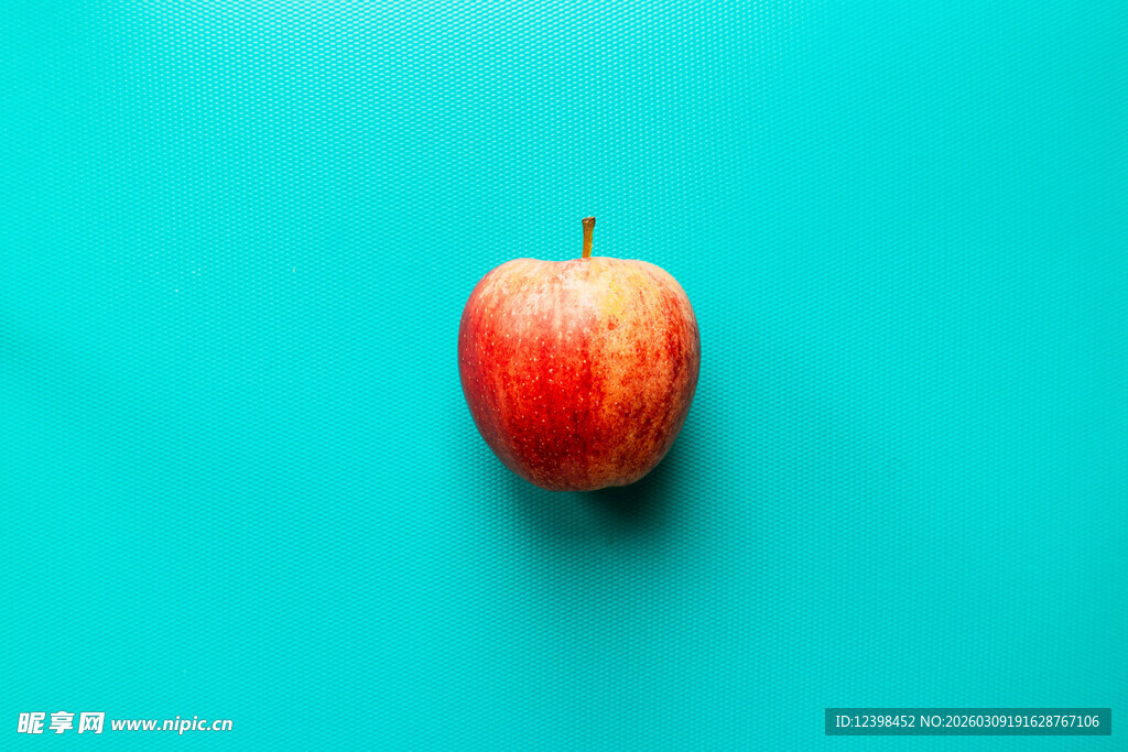 蓝背景上的红苹果