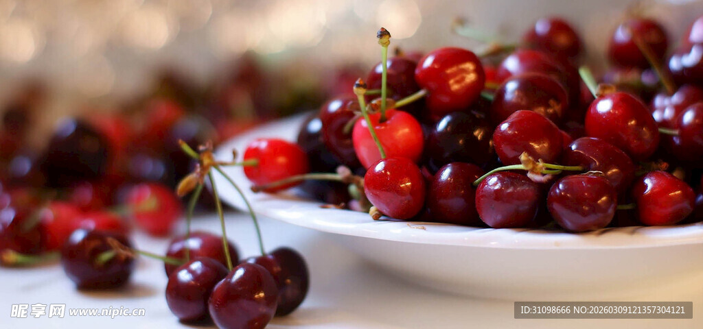 新鲜红樱桃盛于白盘