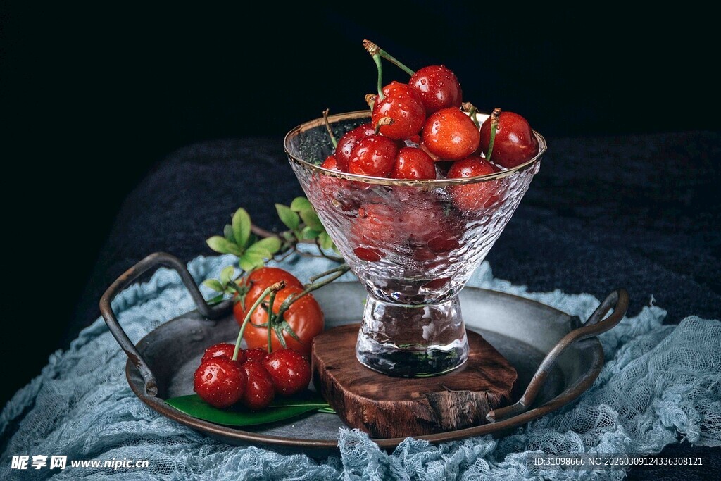 玻璃碗中的鲜红樱桃