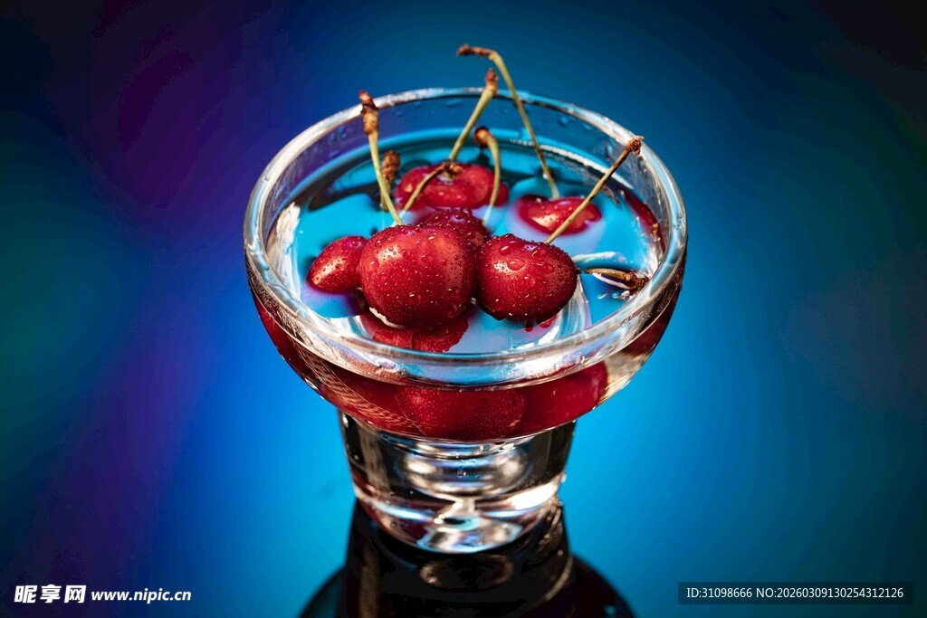 玻璃杯中鲜红饱满的樱桃