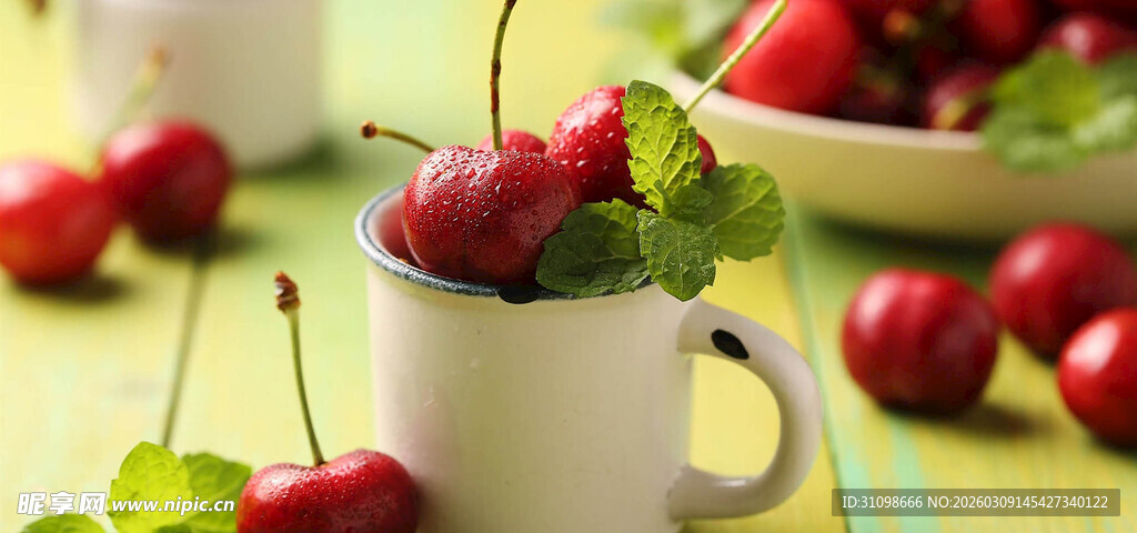 杯中樱桃与背景鲜果