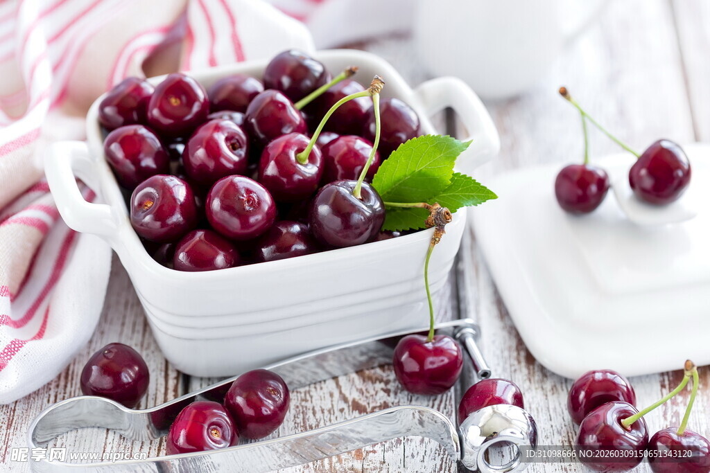 白碗中饱满新鲜的樱桃