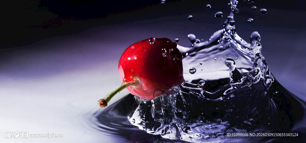 樱桃入水溅起晶莹水花