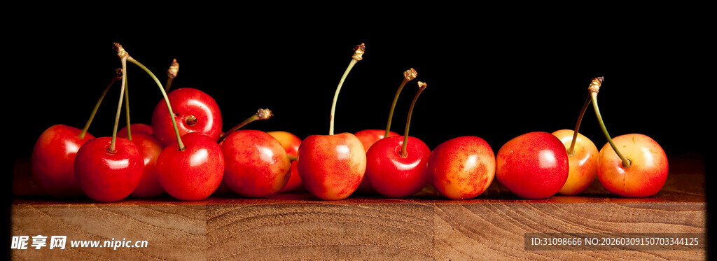 新鲜樱桃摆放在木桌上