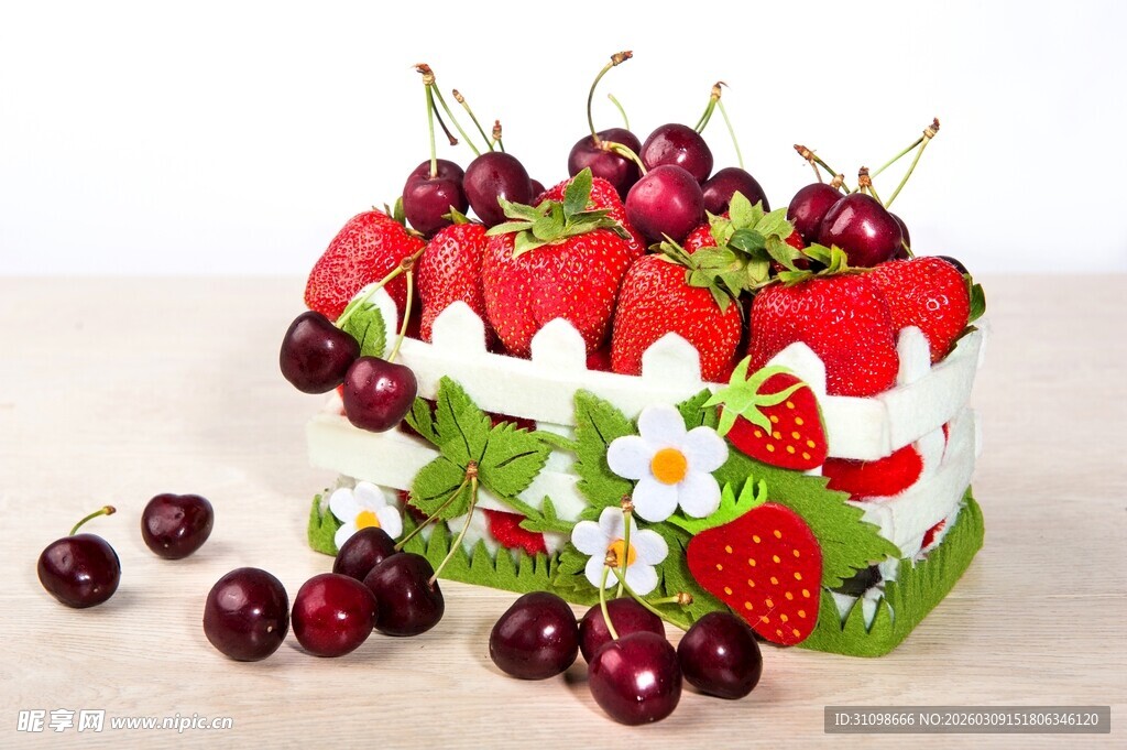 草莓樱桃蛋糕