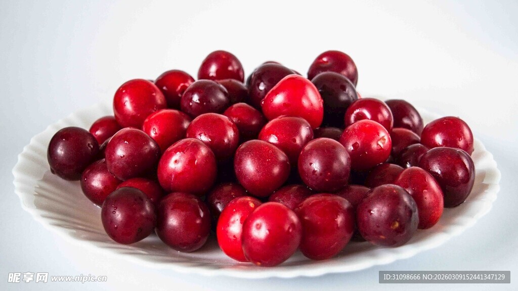 一盘鲜红饱满的樱桃