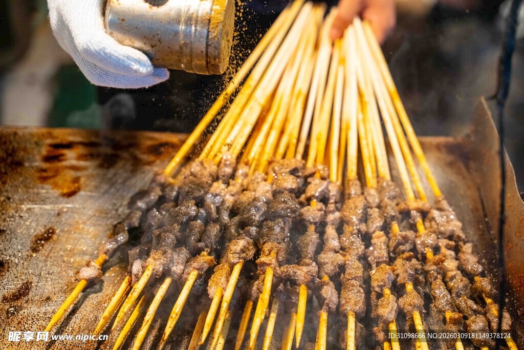 美味烤肉串现场烤制中