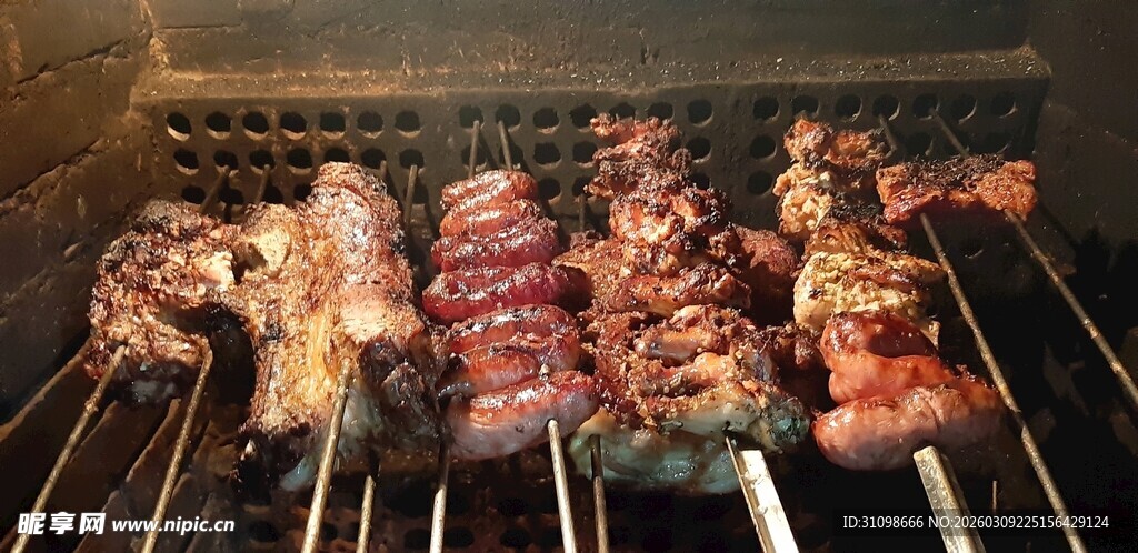 炭火上的美味烤肉串