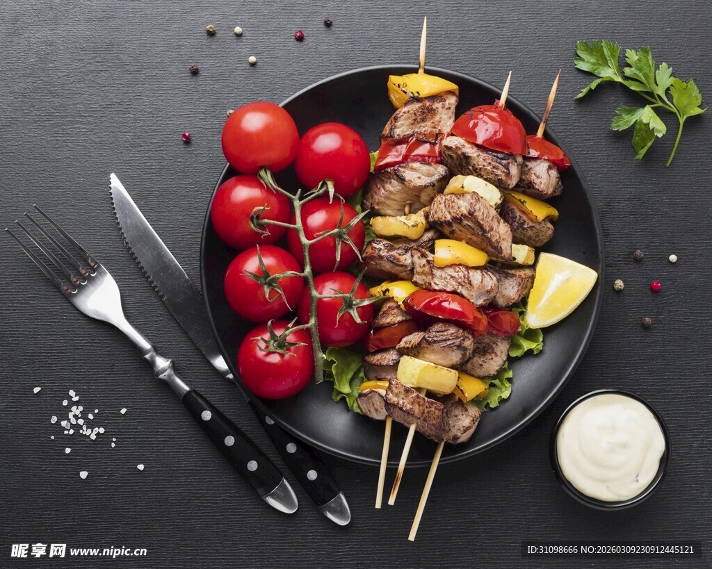 美味烤肉串与新鲜蔬果搭配