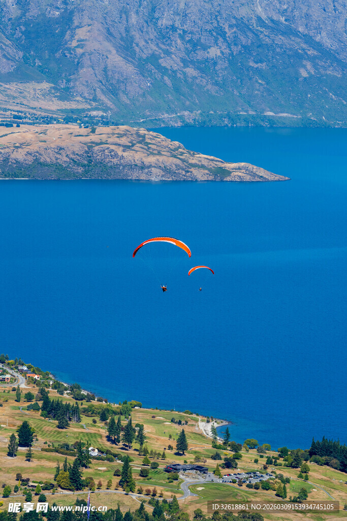 高空畅享瓦纳卡湖滑翔美景