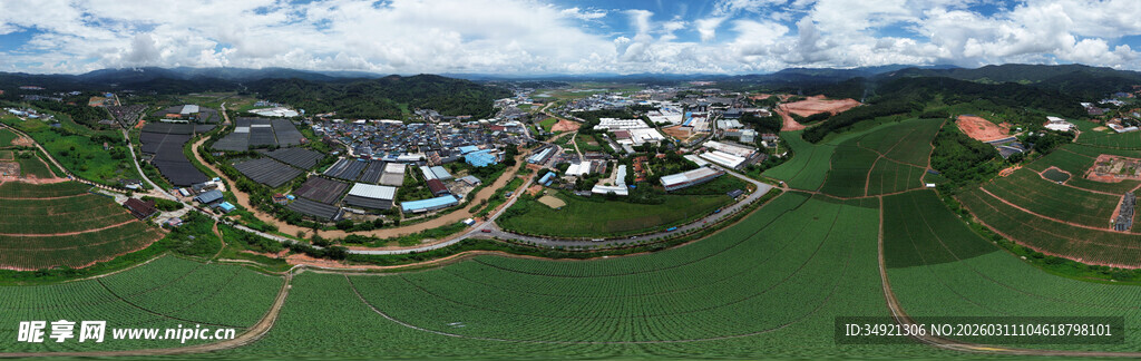 勐海县工俯瞰绿色环绕的社区景观