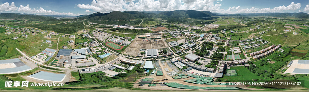 小中甸俯瞰多彩山间城镇风光