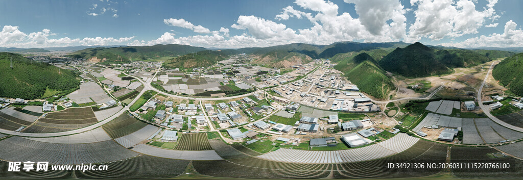 香格里拉池古工俯瞰山间小镇美景