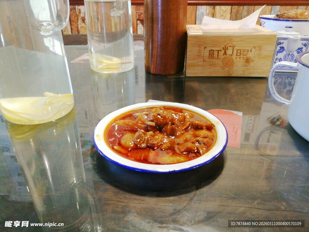 美味菜肴摆于厨房台面