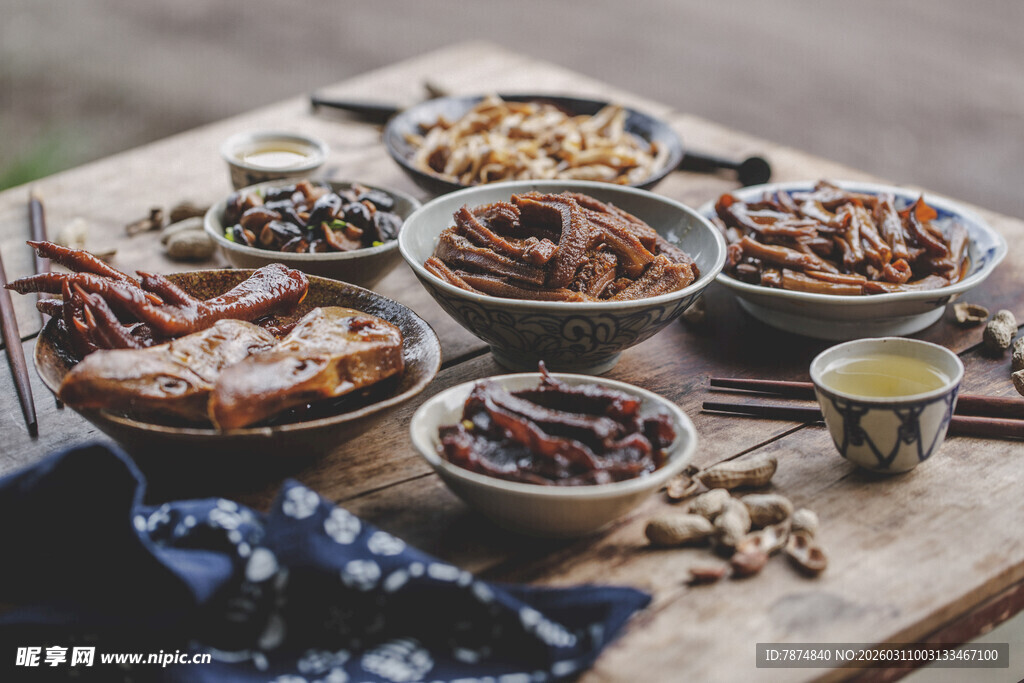 丰盛中式菜肴摆于木桌