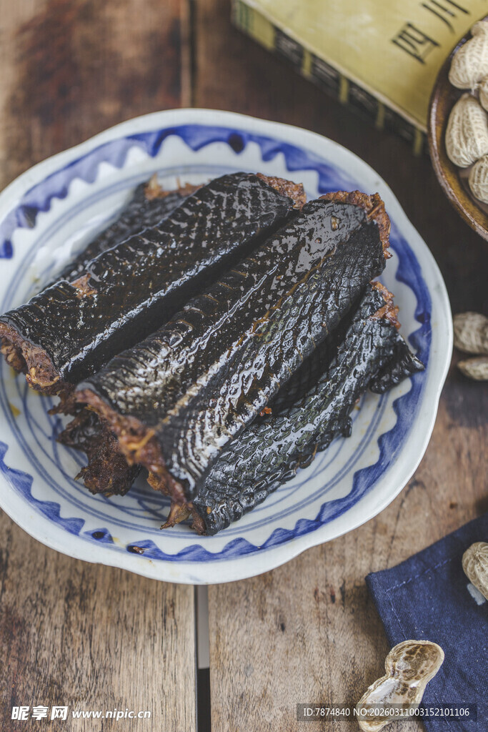 蓝白瓷盘装的美味熏鳗鱼