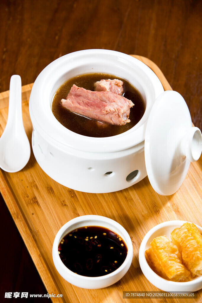 滋补炖品搭配精致小食