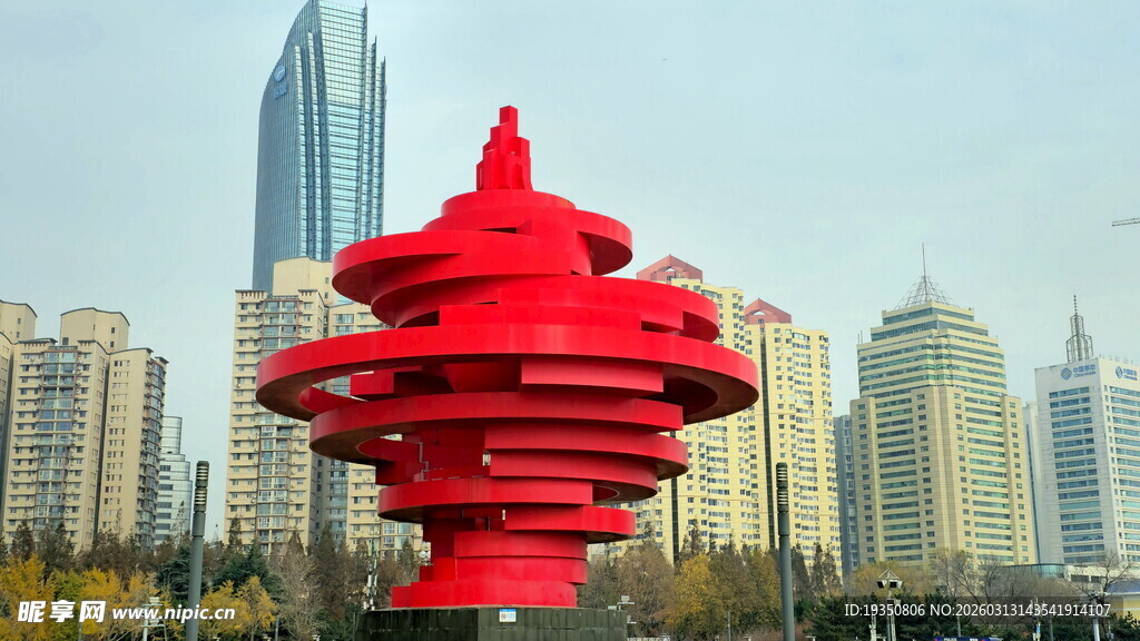 青岛五四广场标志性红色雕塑