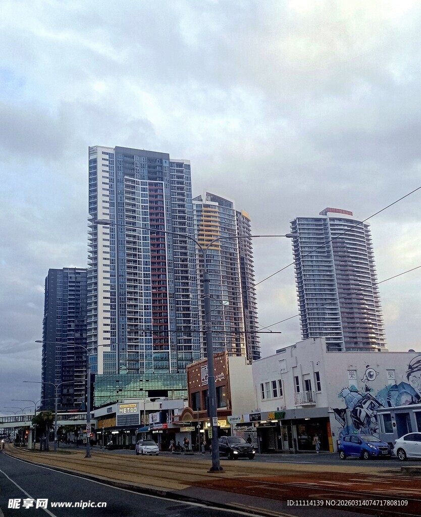 城市高楼与街边低矮建筑