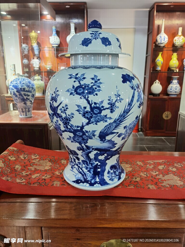 青花盘龙大瓷瓶