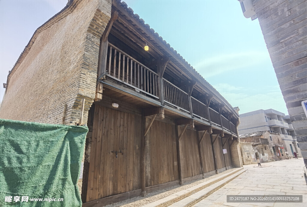 古旧木质建筑街景一角