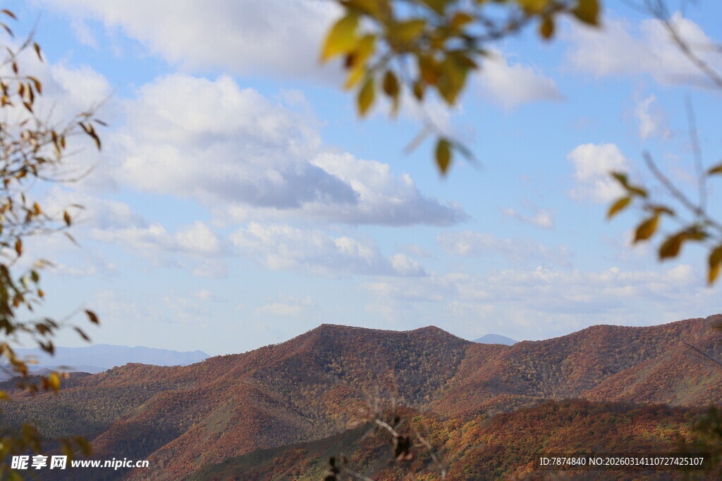 秋日山峦美景