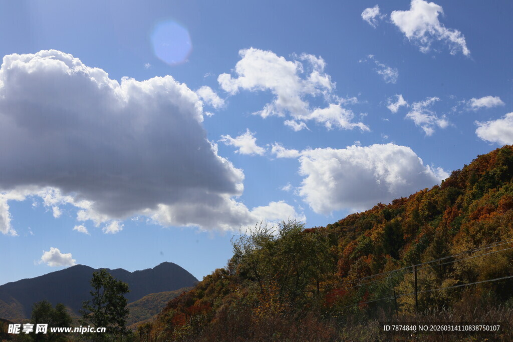 秋日山间蓝天白云美景