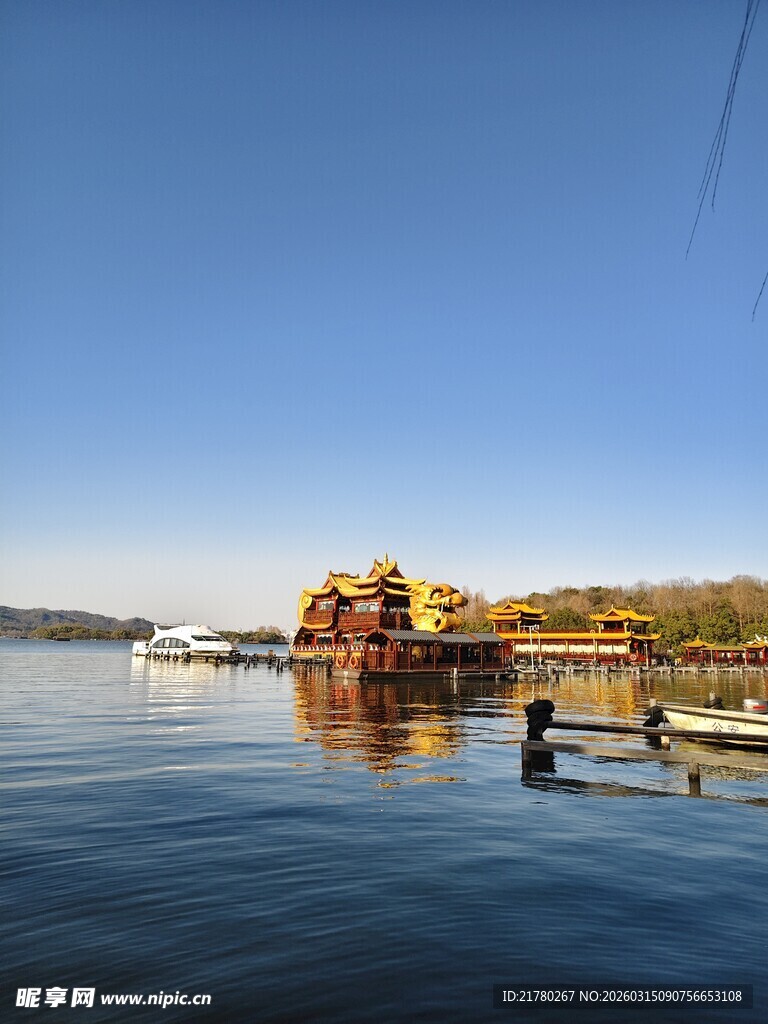 湖畔美景