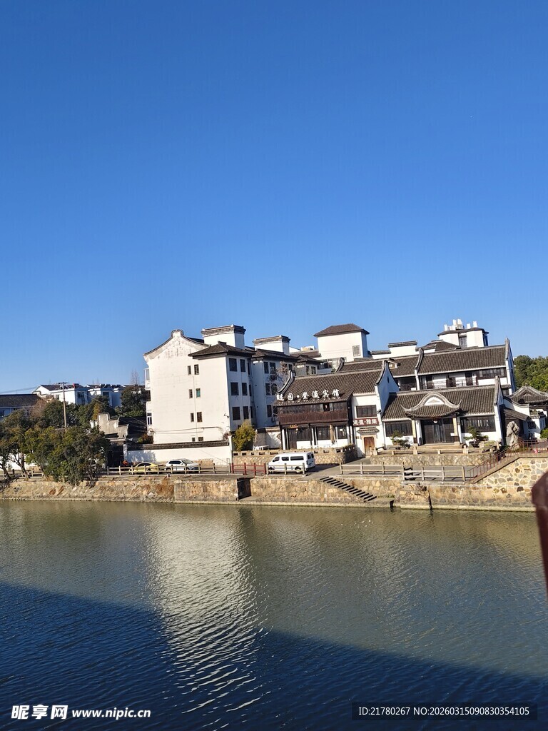河畔城镇风光