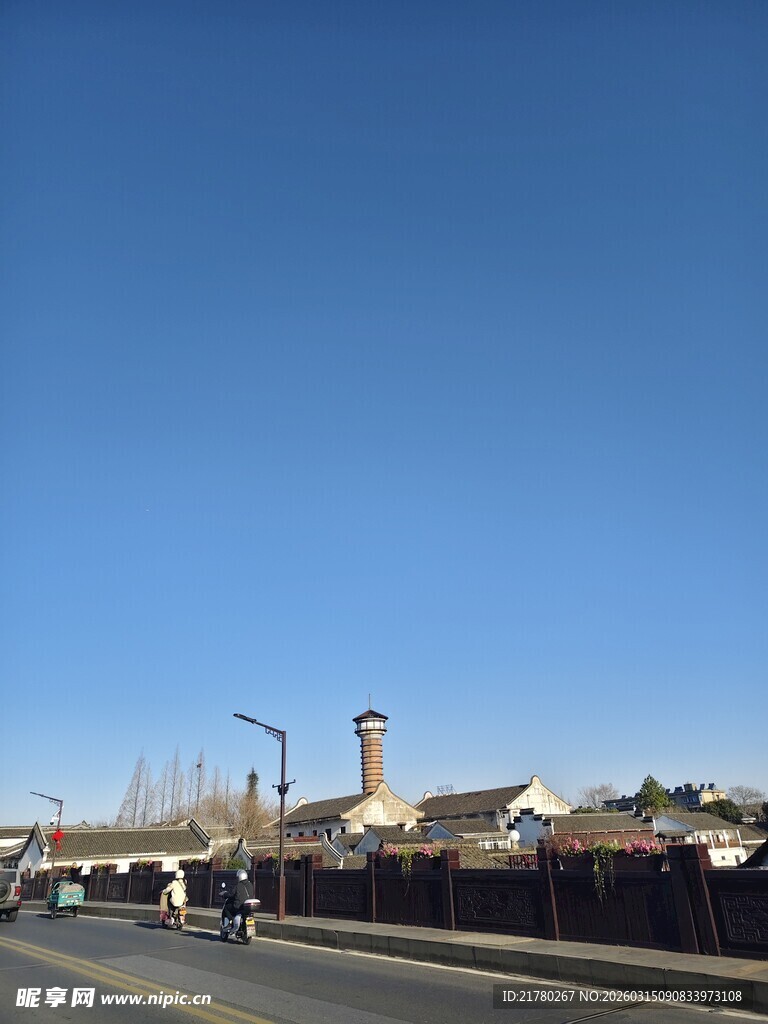 城市街道蓝天