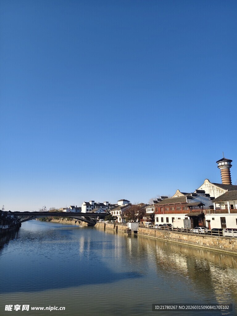 河畔小镇风光