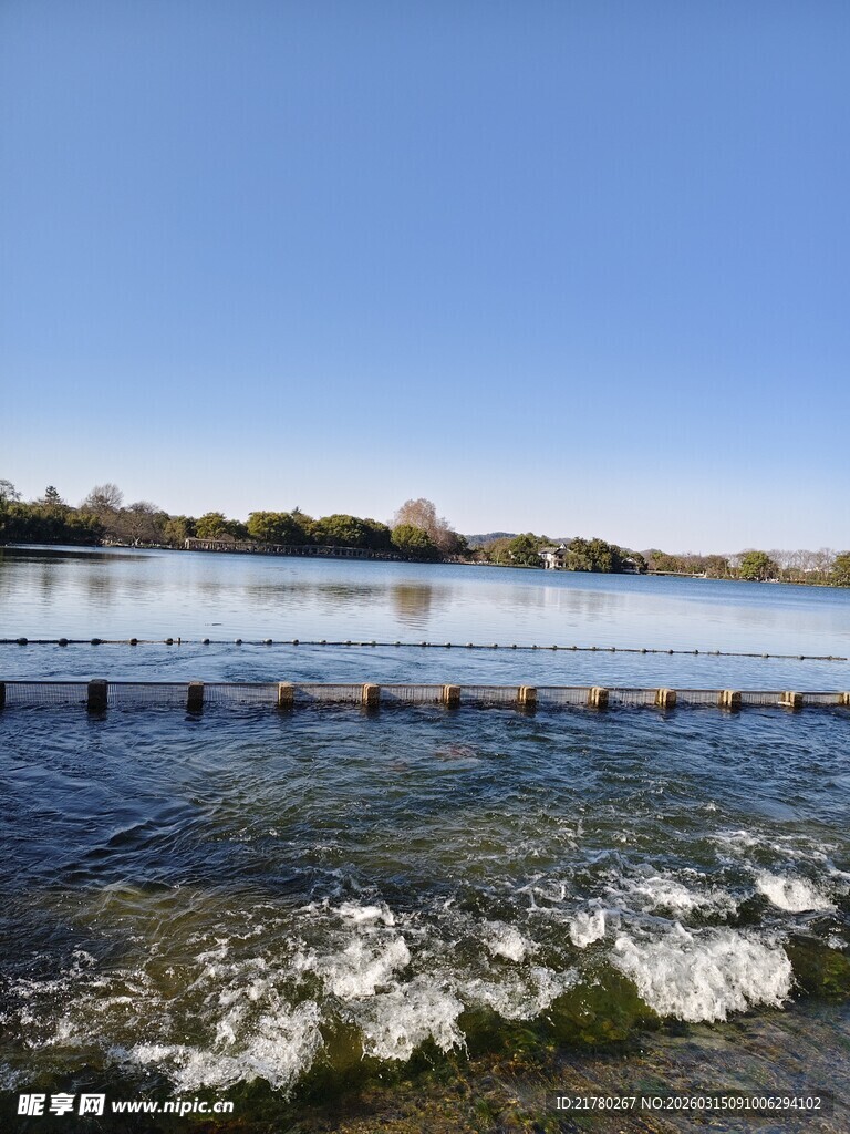 湖畔水波