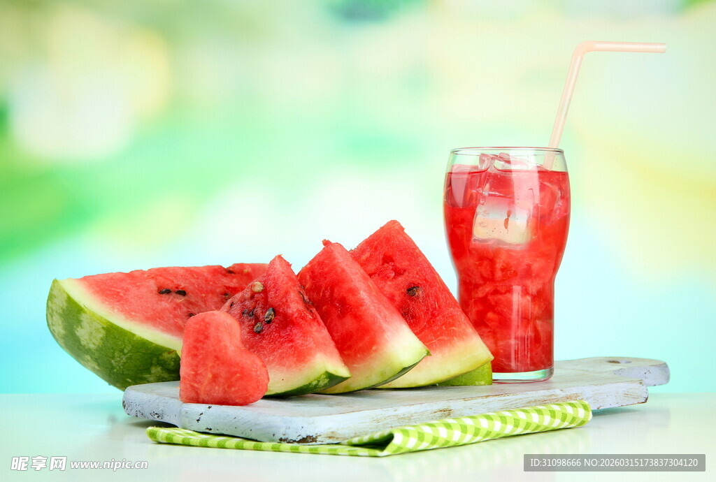 西瓜配冰饮