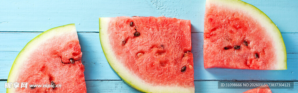 蓝色背景上的新鲜西瓜片