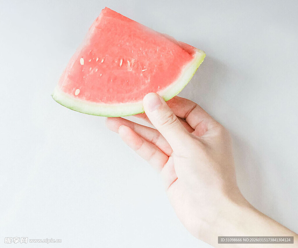 手捧鲜切西瓜片