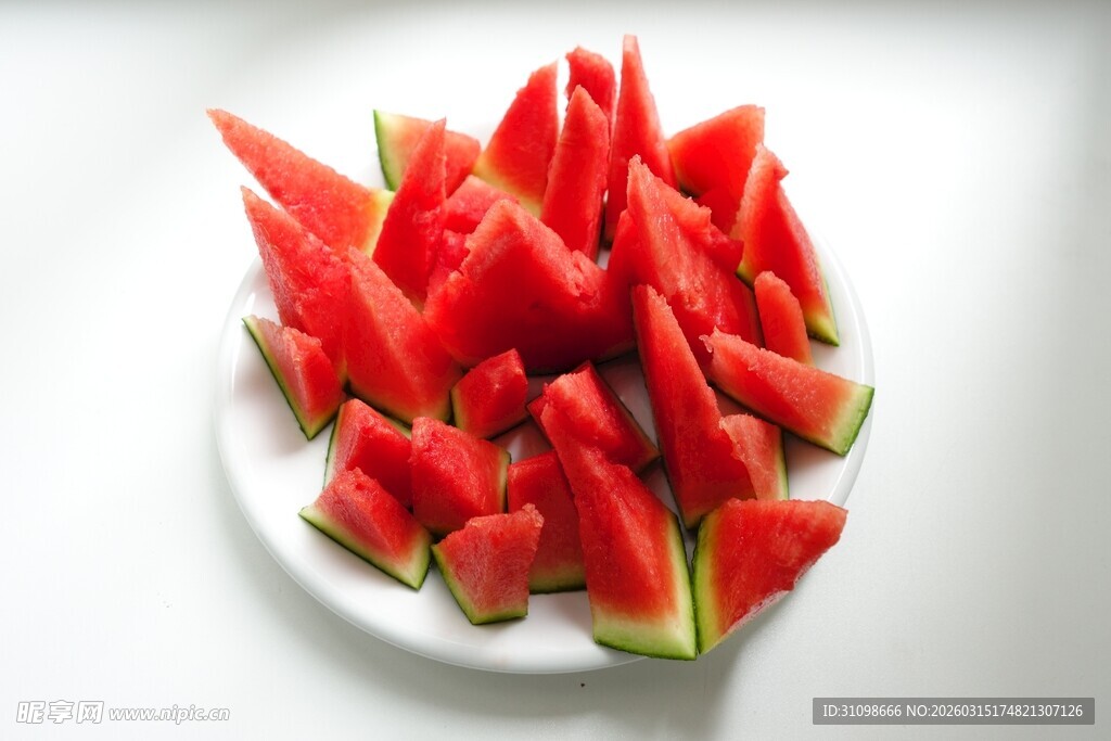 一盘新鲜西瓜块
