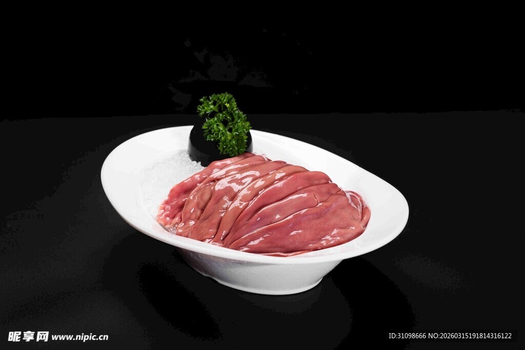 新鲜生肉片摆盘展示