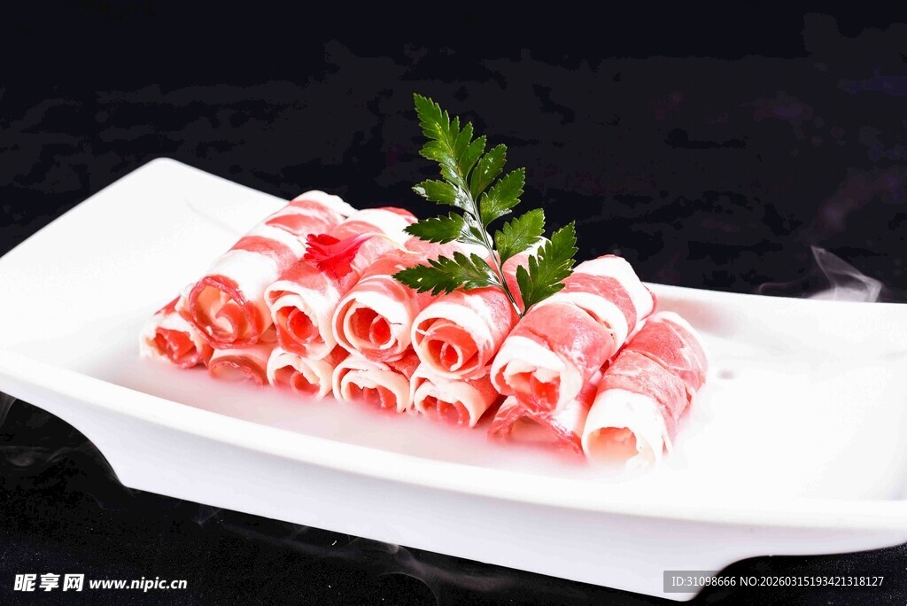 精致摆盘的美味羊肉卷