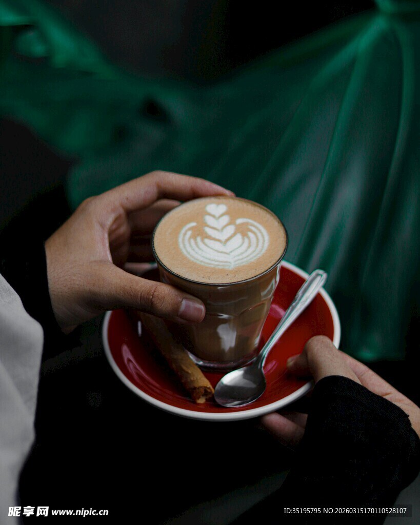 手持精致拉花咖啡
