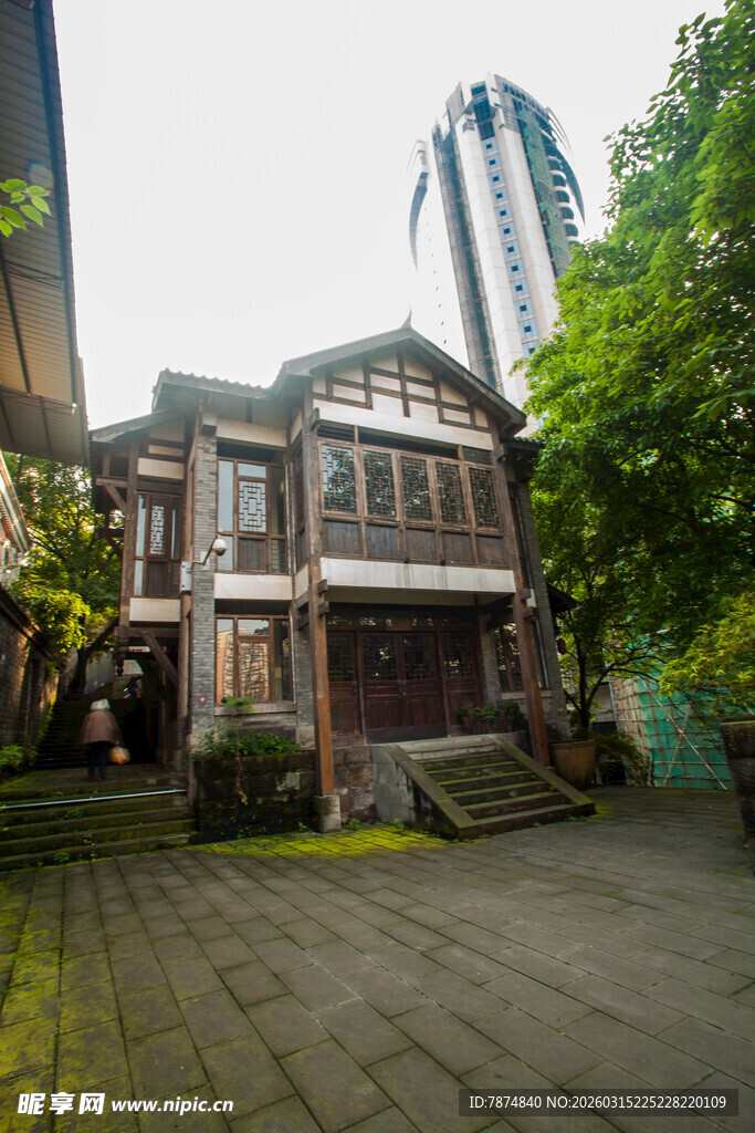 复古建筑与现代高楼相映