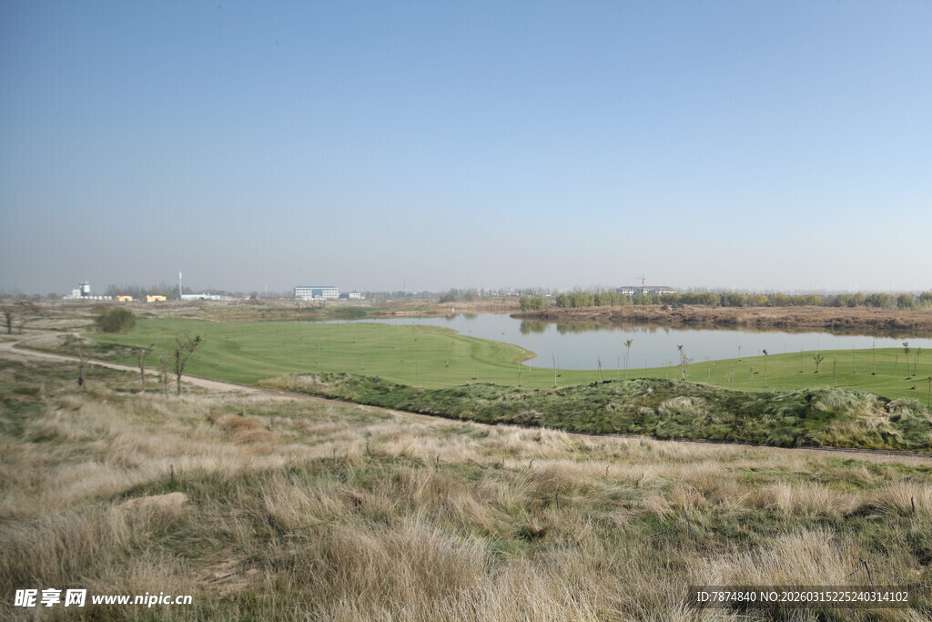 田园风光中的水域与草地