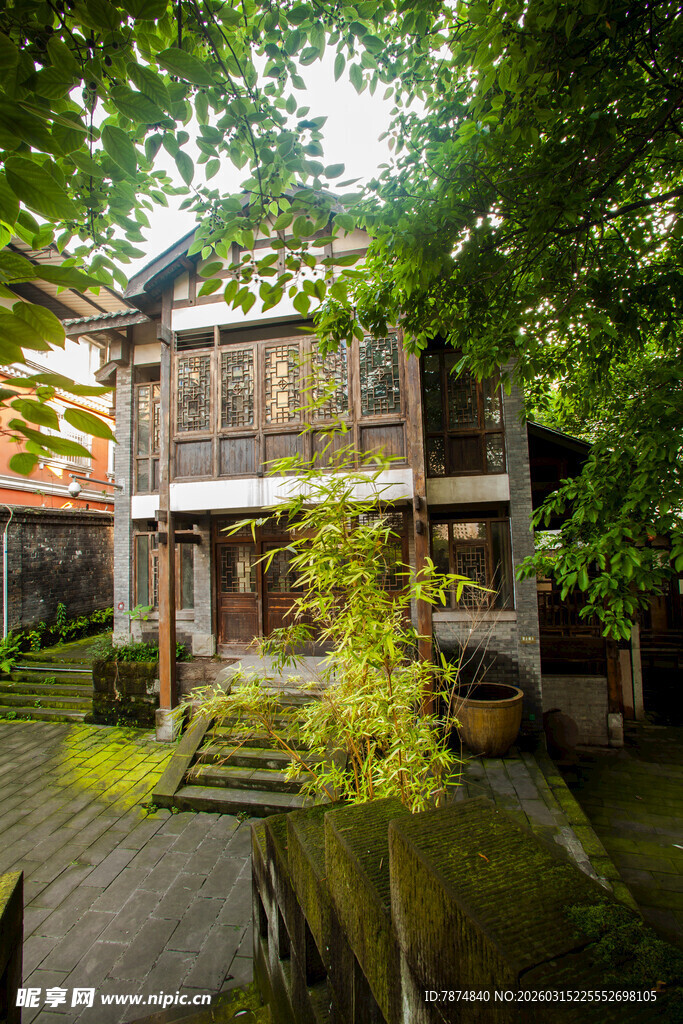 日式庭院中的古朴木质建筑