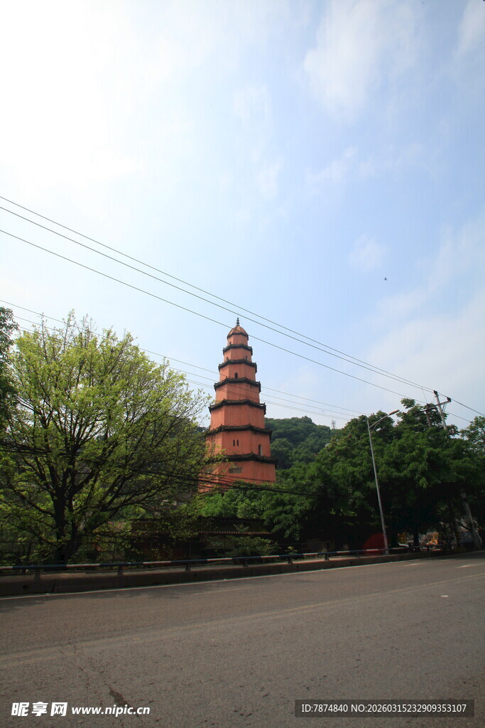路边的多层古塔