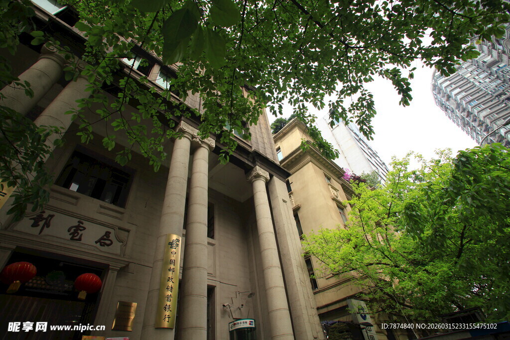 古典建筑与繁茂绿树相映