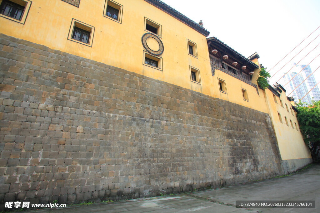 古老城墙旁的黄色建筑