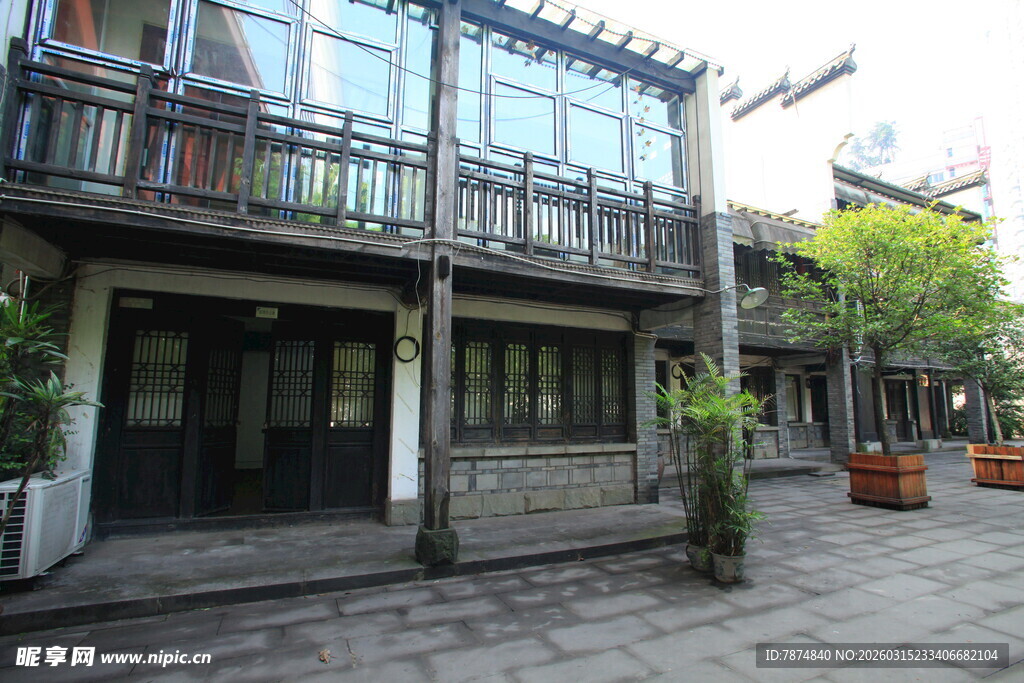 中式风格的两层临街建筑