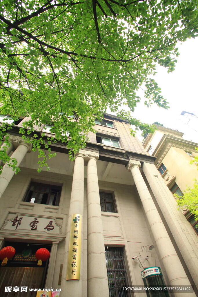 古典风格建筑 绿树掩映