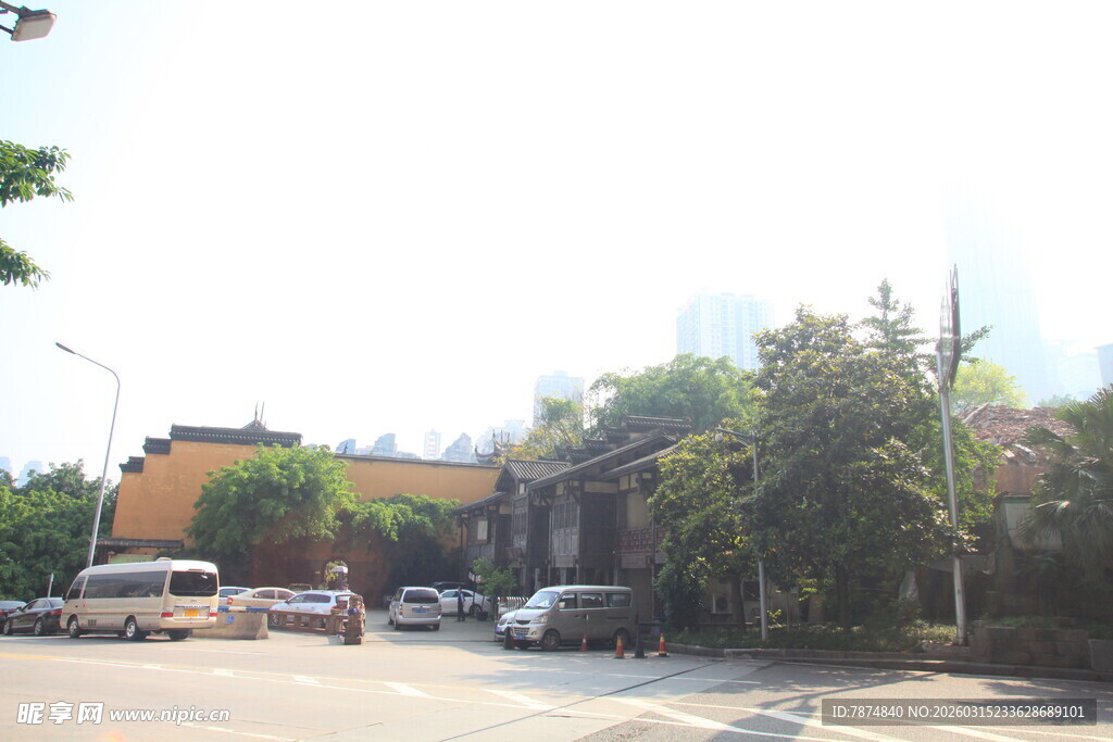 城市街道旁的建筑与车辆